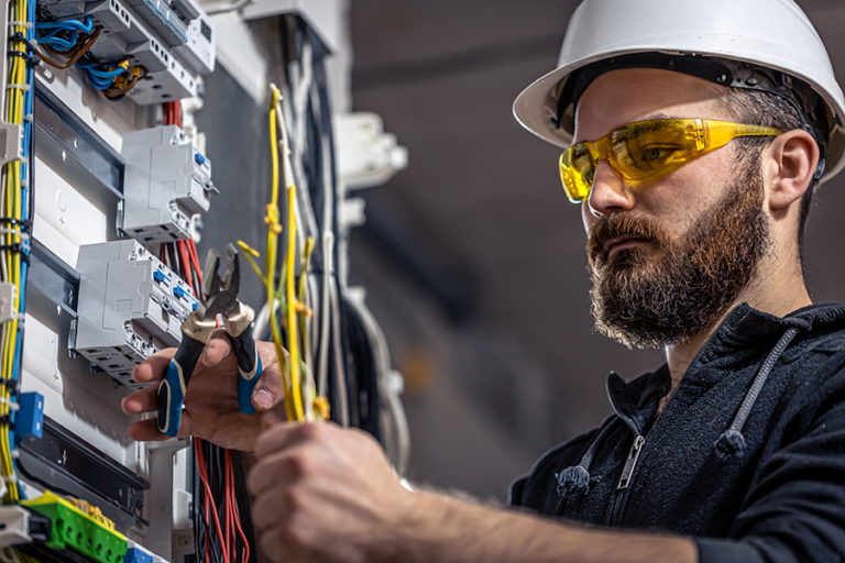 NR10 – SEGURANÇA EM INSTALAÇÕES E SERVIÇOS COM ELETRICIDADE (RECICLAGEM)